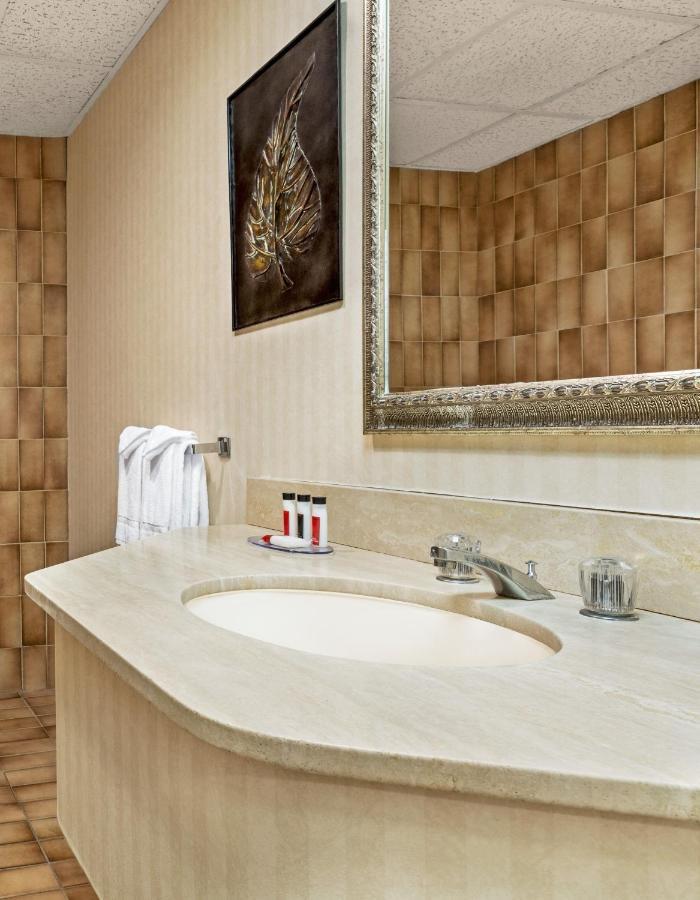 Ramada By Wyndham Fredericton Hotel Екстериор снимка