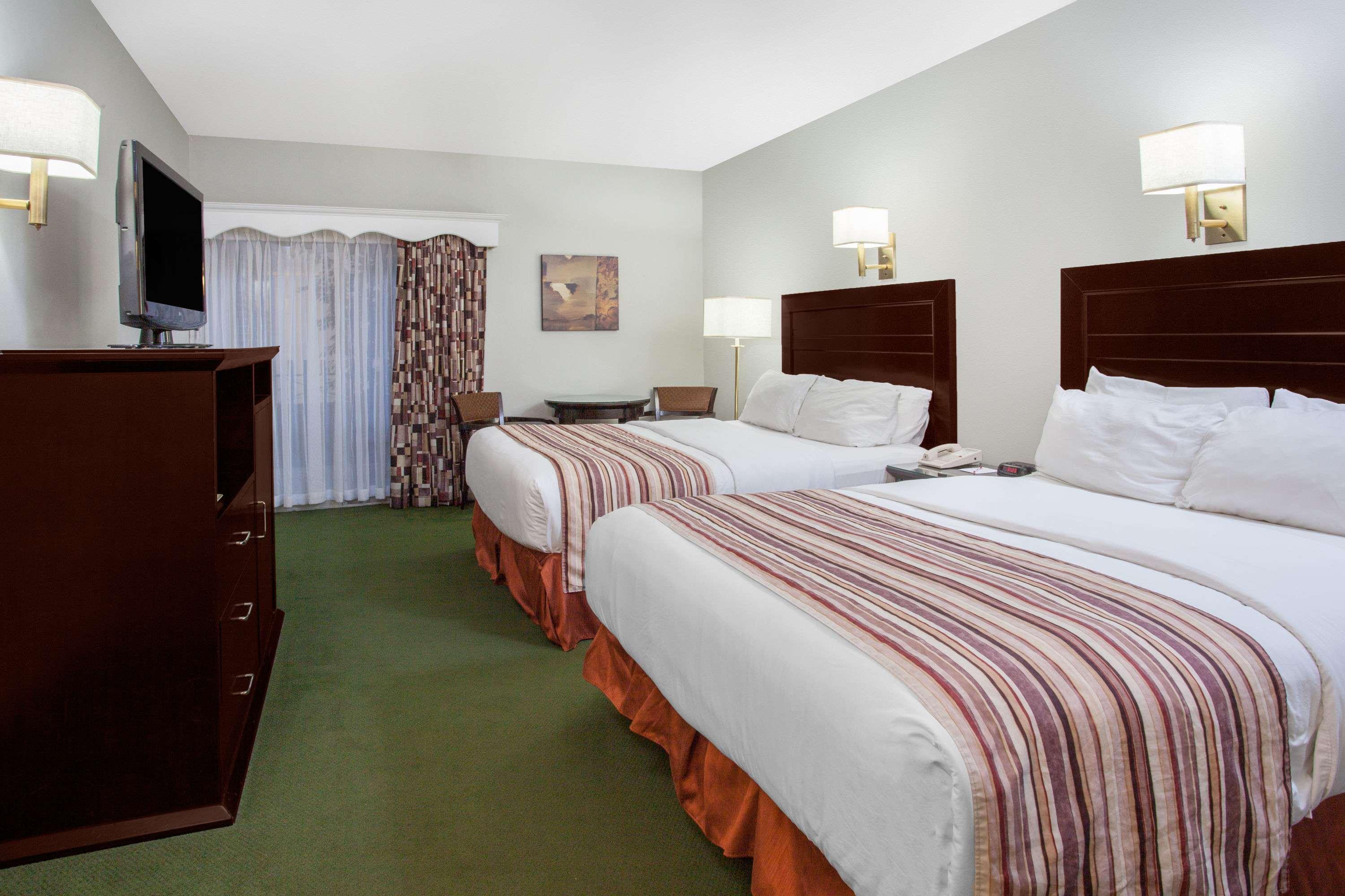 Ramada By Wyndham Fredericton Hotel Екстериор снимка