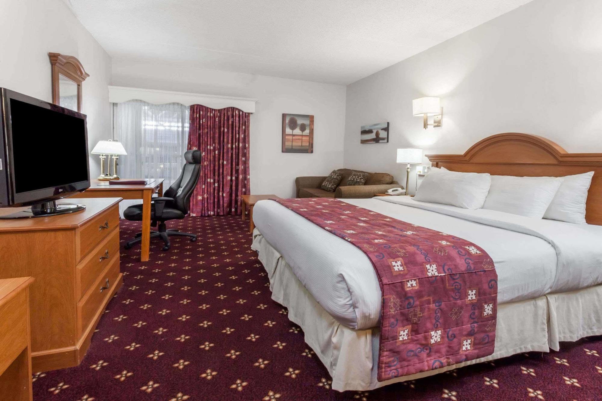 Ramada By Wyndham Fredericton Hotel Екстериор снимка
